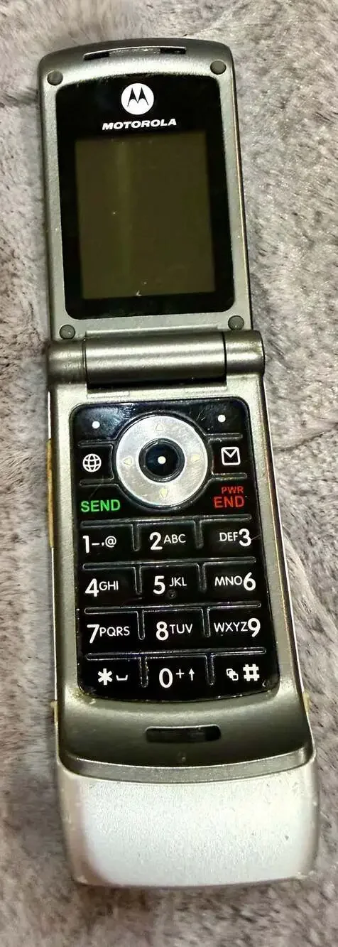 Motorola W376g TracFone Flip Phone Silver VGA Camera